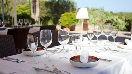 Ein schön eingedeckter Tisch auf der Terrasse des Finca-Hotels.
