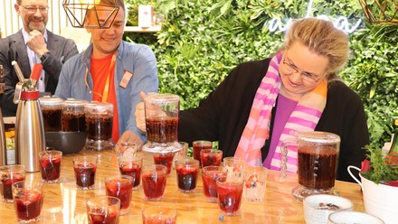 Karin Tischer mit dem Ice Tea Maker
