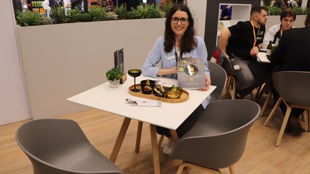 Lisa Genzler präsentiert den neuen Produktkatalog.