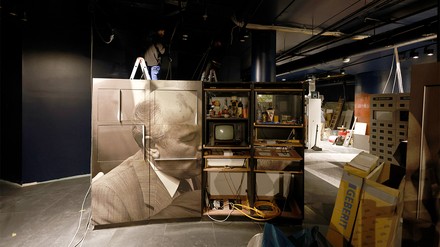 Bauarbeiter arbeiten hinter Ausstellungsstücken auf der Baustelle bei Renovierungsarbeiten im DDR-Museum.