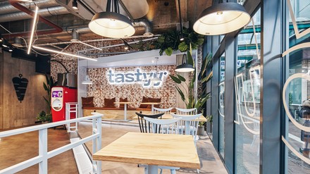 Gastraum des neuen Tastyy-Döner-Restaurants