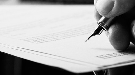 Unterzeichner eines Briefes mit Füller