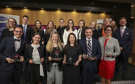 Natalia Url und Stefanie Pirolt mit den anderen Teilnehmern der YHA