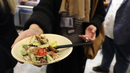 Die von der Robotic Kitchen zubereiteten Gerichte werden in Ein- oder Mehrweg-Bowls angerichtet und mit Toppings versehen. (Foto: © HOGAPAGE/Sarah Kleinen)