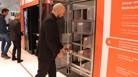 Die Fächer des multipolar Connects können per App geöffnet werden und dann können die Speisen entnommen werden. (Foto: © HOGAPAGE/Sarah Kleinen)