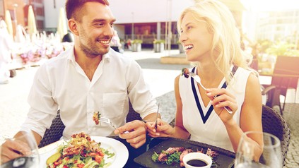 Pärchen, das im Außenbereich eines Restaurants speist