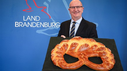 Dietmar Woidke von Landesverband der Bäcker und Konditoren geehrt.