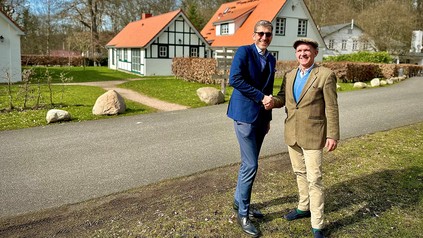 Gregor Graf von Bismarck-Schönhausen schüttelt dem neuen Pächter des Forsthauses Friedrichsruh die Hand.