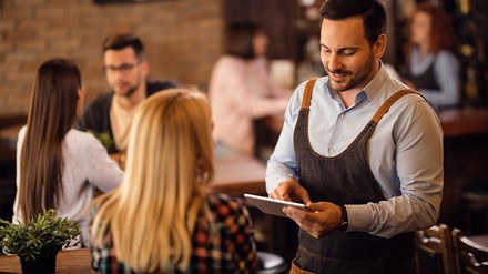 Kellner nimmt Bestellung auf