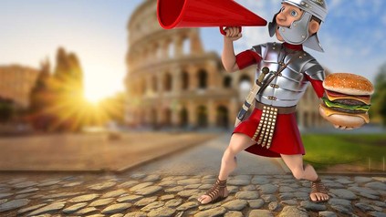 Ein Römer vor dem Kolosseum schreit in ein Megafon und hält in der anderen Hand einen Hamburger