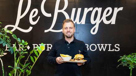 Lukas Tauber freut sich auf den Geschmack des Le Burger Burgerunikats.