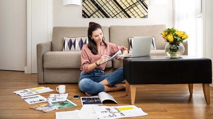 Junger Gast, der in Hotelzimmer arbeitet.