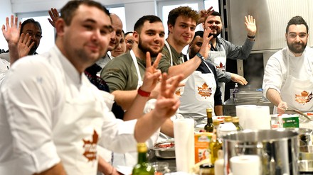 Ein besonderer JRE-Moment: Die Teilnehmer der Flavour Pairing Masterclass experimentieren mit dem Geschmack von Ahornsirup.