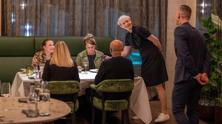 Kathrin Feix erkundigt sich bei den Gästen, ob alles recht ist.