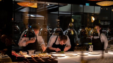 Das Küchenteam im Esszimmer beim Anrichten der Speisen. (Foto: © VILA VITA)