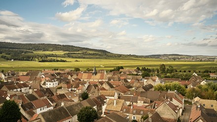 Eingebettet in eine schöne Altstadt und umgeben von Weinbergen liegt das neue Como Hotel. (Foto: ©