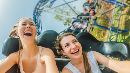 Ab in die Achterbahn - Fahrspaß garantiert.