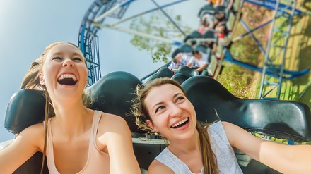 Ab in die Achterbahn – Fahrspaß garantiert.