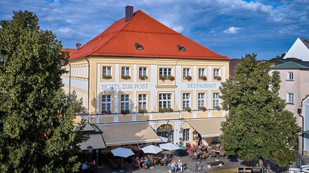Das Hotel zur Post in Altötting beteiligt sich an einer Aktion gegen Einsamkeit.