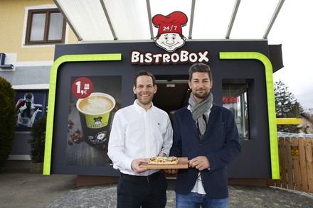 Freuen sich über die Eröffnung der neuen BistroBox in Neulengbach: BistroBox-Geschäftsführer Klaus Haberl und Franchisepartner Philipp Griessler (v.l.). (Foto: © BistroBox)