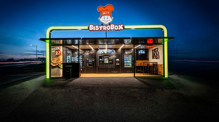 Kunden können sich in einer BistroBox über Touch-Displays in nur zwei Minuten selbst eine hochwertige Steinofenpizza backen. Dazu gibt es auch Snacks, Getränke oder Coffee-to-go.