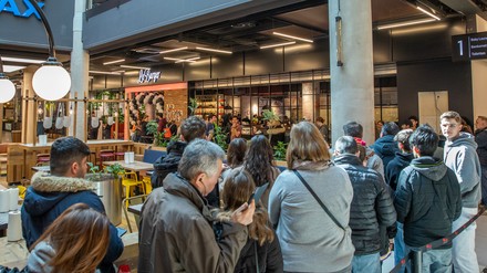Schlange vor dem neu eröffneten Le Burger im Westfield Donau Zentrum