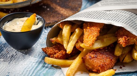 Fish and Chips sind in England ein beliebter Straßen-Snack.