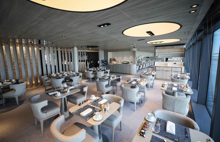 Blick in das Restaurant „Sila“ auf dem Polar-Expeditionsschiff "Le Commandant Charcot". (Foto: © picture alliance/dpa | Christian Charisius)