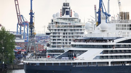 Das Polar-Expeditionsschiffs „Le Commandant Charcot“ ist für eine kurze Hafentour auf der Elbe vor den Landungsbrücken unterwegs.