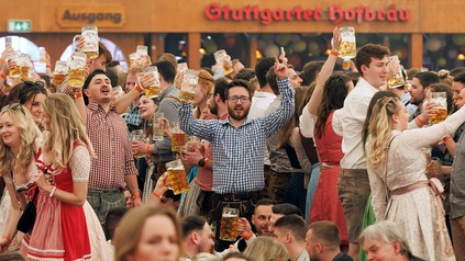 Besucher jubeln nach dem Fassanstich in "Grandls Hofbräuzelt". Nach dem "Frühlingsfest light" im vergangenen Jahr ist wieder ein Fest in normalem Rahmen geplant.