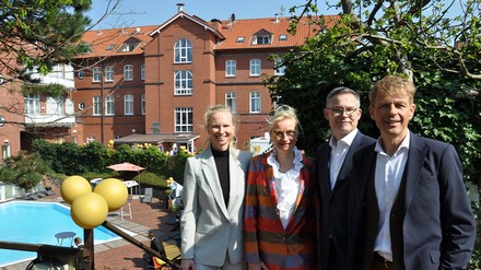 Hoteldirektorin Sylvia van der Oest, Rika Brons sowie Geschäftsführer Oliver Klaassen und Dr. Bernhard Brons