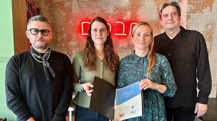 Präsentierten ihre Erkenntnisse darüber, wie sie in ihren Betrieben den Co2-Austoß verringern können (v. l. n. r.): James Ardinast, Inhaber der Bar Shuka, Gesina Schalenberg, Projektleiterin bei Lust auf besser leben, Lena Iyigün, Inhaberin des Glauburg Café, und Frank Winkler, Inhaber des Restaurants Lorsbacher Thal (Foto: © IGF)