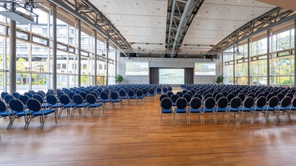 Die Stuhlreihen sind noch leer, aber die Vorbereitungen für die Versammlung und die Jubiläumsfeier sind in vollem Gange.