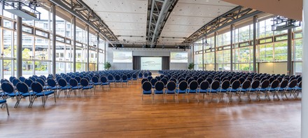 Die Stuhlreihen sind noch leer, aber die Vorbereitungen für die Versammlung und die Jubiläumsfeier sind in vollem Gange.