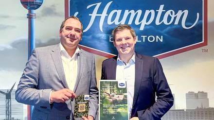 Projekt "DEIN BAUM: Dieter Esslinger, COO Primestar Group, und Ronald Giese, Director Franchise Operations verschenken den ersten Baum im Hampton by Hilton Berlin Alexanderplatz.