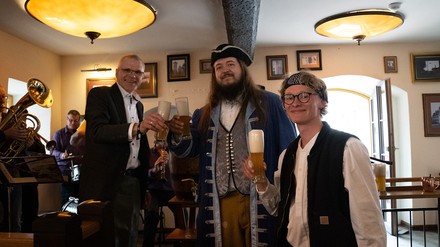 Weizenbieranstich zur Eröffnung mit Bierrufer Herr Göbel, Brauer Jahn Watzdorfer und Dirk Ellinger, Geschäftsführer DEHOGA Thüringen.