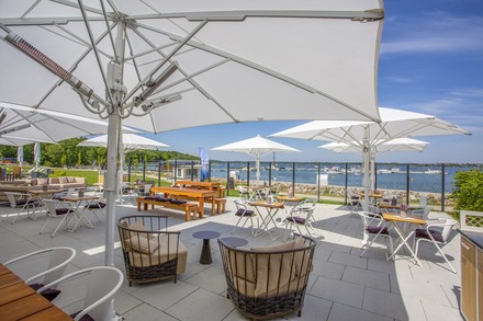 Das Restaurant Bella Riva verfügt über eine Außenbar mit Wellnessbereich, Strandabschnitt und Wiese.