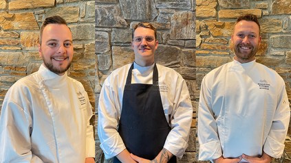 V. l. n. r.: Hendrik Franz, Küchenchef Restaurant Johann Grill, Nicolas La Rocca, Sous Chef Gourmet Restaurant PUR, und Michel Ludwig-Jeschke, Sous Chef Restaurant Johann Grill (Fotos: © Kempinski Hotel Berchtesgaden)