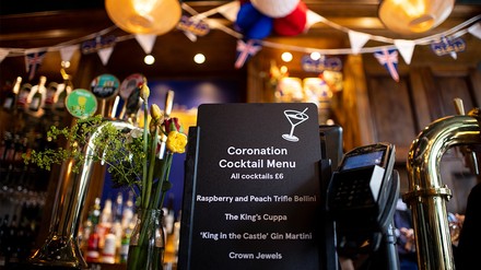 Am 6. Mai 2023 wird Charles III. zum König gekrönt. Die Pubs sind schon auf das Ereignis vorbereitet.