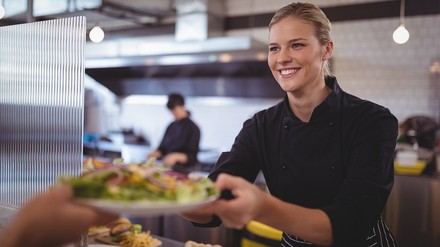 Essensausgabe in einer Kantine