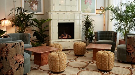 Wintergarten mit Kamin im neuen Hotel The Hoxton Charlottenburg