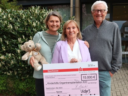 Spendenscheckübergabe (Foto: © Victor’s Residenz-Hotels)