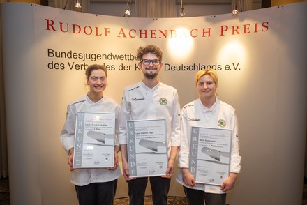 Sie kochten sich an die Spitze: Leon Gabriel Tugui (Mitte, 1. Platz) mit Lucie Fischer Chapalain (links, 2. Platz) und Merle Erythropel (rechts, 3. Platz). (Foto: © VKD/Ingo Hilger)