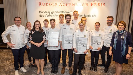 Die Finalisten des Rudolf Achenbach Preis 2023 mit Hans-Peter und Katrin Achenbach (links), Daniel Schade (2. von rechts) und Sandra Moos-Achenbach.