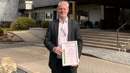 Michael Naber, Hoteldirektor des Ahorn Harz Hotel Braunlage präsentiert voller Stolz das Zertifikat. (Foto: © Ahorn Hotels & Resorts)