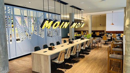 An der großen Tafel kann man prima zusammen speisen. (Foto: © the niu Yen)