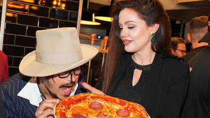 Angelina Jolie und Johnny Depp haben mächtig Spaß.