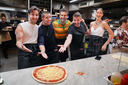 Sie Bewiesen ihr Talent an der Pizzastation: Joshua u. Aaron Keller, Tom Beck, Mark Keller und Rebecca Mir (Foto: © FR L'Osteria SE / API)