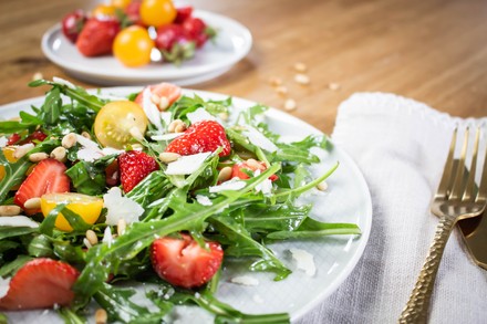 Erdbeeren eignen sich hervorragend als fruchtige Zutaten für Salate. (Foto: © apetito catreing)