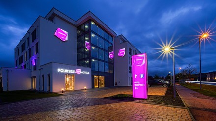 Das FourSide Hotel Ringsheim bei Nacht